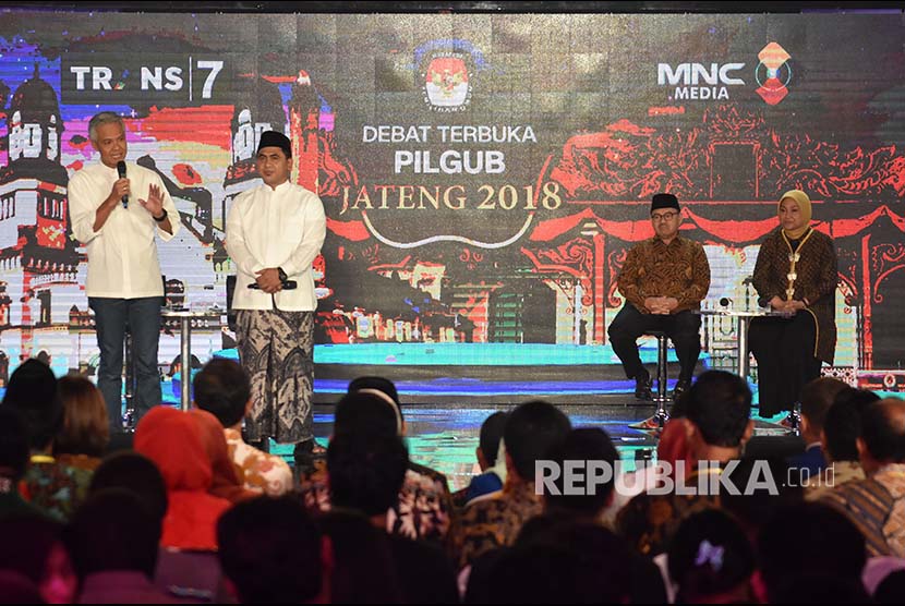 Pasangan calon gubernur dan wakil gubernur nomor urut satu Ganjar Pranowo (kiri)-Taj Yasin (kedua kiri) dan pasangan nomor urut dua Sudirman Said (kedua kanan)-Ida Fauzia (kanan) mengikuti Debat Terbuka Pilkada Jawa Tengah di Ballroom Hotel Patra, Semarang, Jawa Tengah, Jumat (20/4).