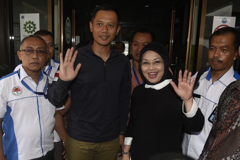 Pasangan calon gubernur DKI Jakarta Agus Harimurti Yudhoyono (kedua kiri) dan calon wakil gubernur Sylviana (kedua kanan) saat akan menjalani tes bebas narkoba di kantor Badan Narkotika Nasional, Jakarta, Minggu (25/9). 