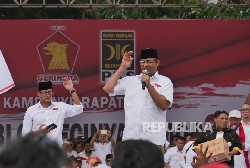   Pasangan calon Gubernur DKI Jakarta Anie Baswedan didampingi calon Wakil Gubernur Sandiaga Uno, menyampaikan pidato politiknya pada acara kampanye pencalonan dirinya di Jakarta, Ahad (5/2).