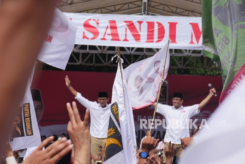 Pasangan calon Gubernur DKI Jakarta Anies Baswedan dan Wakil Gubernur Sandiaga Uno, melambaikan tangan ke arah pendukungnya pada acara kampanye pencalonan dirinya di Jakarta, Ahad (5/2). 
