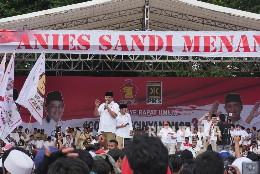 Pasangan calon Gubernur DKI Jakarta Anies Baswedan didampingi calon Wakil Gubernur Sandiaga Uno, menyampaikan pidato politiknya pada acara kampanye pencalonan dirinya di Jakarta, Ahad (5/2).