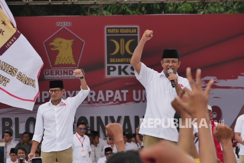 Pasangan calon Gubernur DKI Jakarta Anies Baswedan didampingi calon Wakil Gubernur Sandiaga Uno