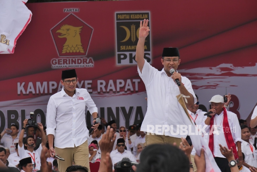 Pasangan calon Gubernur DKI Jakarta Anies Baswedan didampingi calon Wakil Gubernur Sandiaga Uno, menyampaikan pidato politiknya pada acara kampanye pencalonan dirinya di Jakarta, Ahad (5/2). 