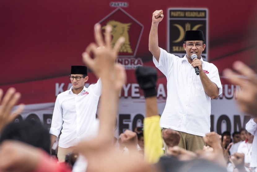 Pasangan calon Gubernur DKI Jakarta Anies Baswedan (kanan) dan calon Wakil Gubernur DKI Jakarta Sandiaga Uno (kiri).