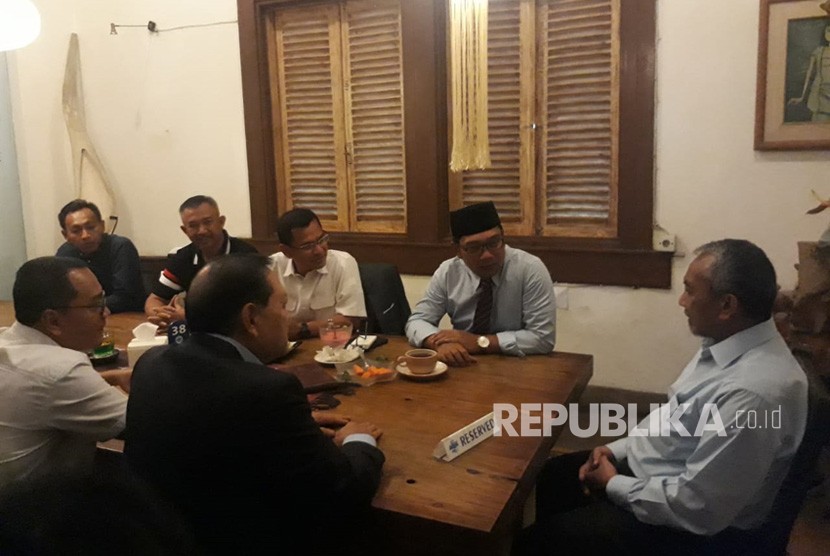 Pasangan Calon Gubernur Jawa Barat Sudrajat - Ahmad Syaikhu (Asyik) menemui Ridwan Kamil untuk mengucapkan selamat atas kemenangan dalam Pilgub Jawa Barat berdasarkan hasil rekapitulasi KPU Jawa Barat. 