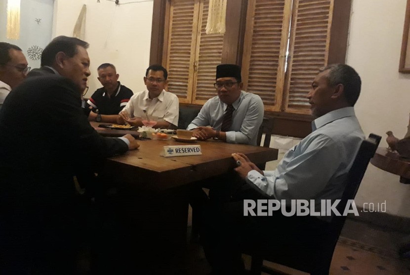 Pasangan Calon Gubernur Jawa Barat Sudrajat - Ahmad Syaikhu (Asyik) menemui Ridwan Kamil untuk mengucapkan selamat atas kemenangan dalam Pilgub Jawa Barat berdasarkan hasil rekapitulasi KPU Jawa Barat. 