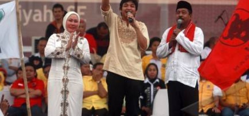 Pasangan calon gubernur Ratu Atut (kiri) dan cagub Banten 2011 Rano Karno (Kanan) bernyanyi bersama dengan Pasha ungu saat digelarnya kampanye terbuka Pilgub Banten di Lapangan Cilenggang, Serpong, Tangerang Selatan, Minggu (9/10).