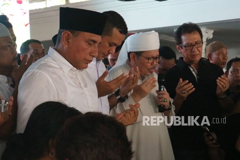 Pasangan calon gubernur Sumatera Utara nomor urut 1 Edy Rahmayadi - Musa Rajekshah menyampaikan orasi kemenangan di Posko Pemenangan Eramas, Kota Medan, usai unggul dalam hasil hitung cepat pada Rabu (27/6).