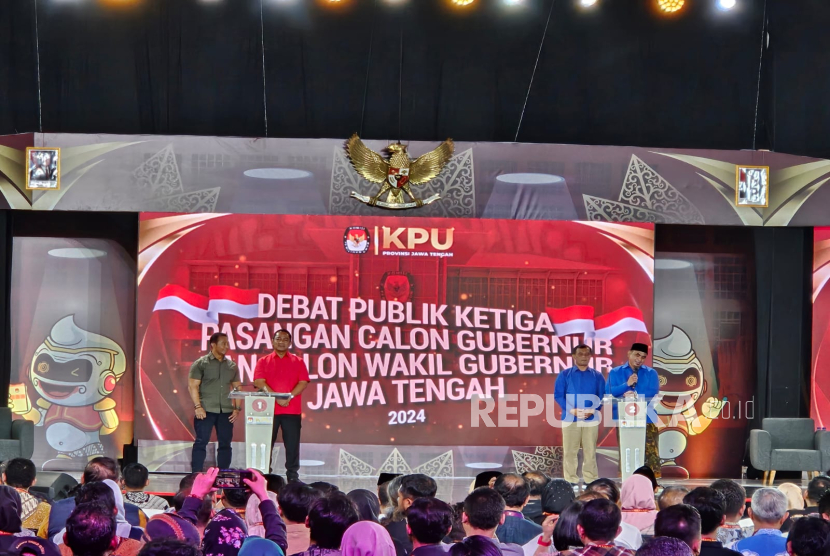 Pasangan calon gubernur-wakil gubernur Jawa Tengah (Jateng) nomor urut 1, Andika Perkasa-Hendrar Prihadi, dan nomor urut 2, Ahmad Luthfi-Taj Yasin Maimoen, mengikuti debat ketiga Pilgub Jateng 2024 di Muladi Dome, Universitas Diponegoro, Semarang, Rabu (20/11/2024) malam. 