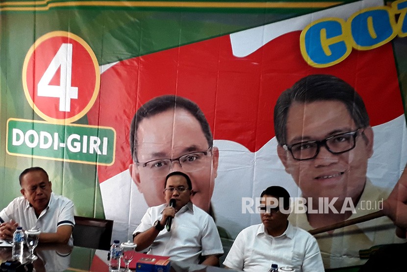 Pasangan calon gubernur – wakil gubernur nomor urut 4 Dodi Reza Alex – Giri Ramanda Kiemas (Dodi – Giri)  menggelar jumpa pers di posko pemenangan pasangan tersebut di Jalan Hang Jebat Palembang, Rabu (28/6).