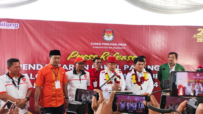 Pasangan calon Karna Sobahi dan Koko Suyoko menjadi pendaftar pertama Pilkada Serentak 2024 Kabupaten Majalengka, Selasa (27/8/2024).