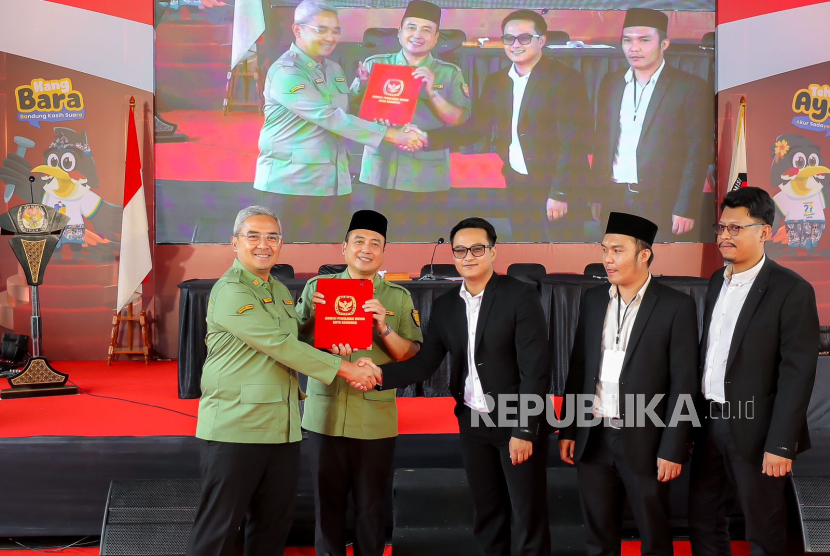 Pasangan calon M Farhan-Erwin resmi ditetapkan Komisi Pemilihan Umum (KPU) Kota Bandung sebagai Wali Kota dan Wakil Wali Kota Bandung, Kamis (9/1/2025). 