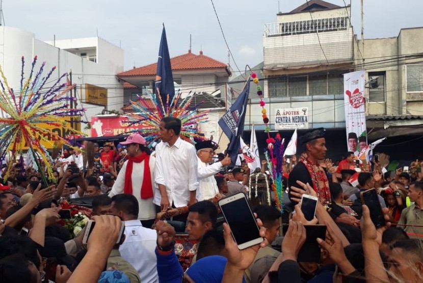 Pasangan calon nomor urut 01, Joko Widodo (Jokowi) dan KH. Ma'ruf Amin menghadiri acara Pawai Karnaval Bersatu di Alun-Alun Ahmad Yani, Kota Tangerang, Banten, Ahad (7/4) sore. Di tengah puluhan ribu pendukungnya, Jokowi dan Kiai Ma'ruf menaiki kereta kencana. 