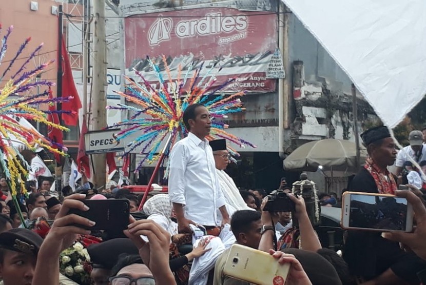 Pasangan calon nomor urut 01, Joko Widodo (Jokowi) dan KH. Ma'ruf Amin menghadiri acara Pawai Karnaval Bersatu di Alun-Alun Ahmad Yani, Kota Tangerang, Banten, Ahad (7/4) sore. Di tengah puluhan ribu pendukungnya, Jokowi dan Kiai Ma'ruf menaiki kereta kencana.