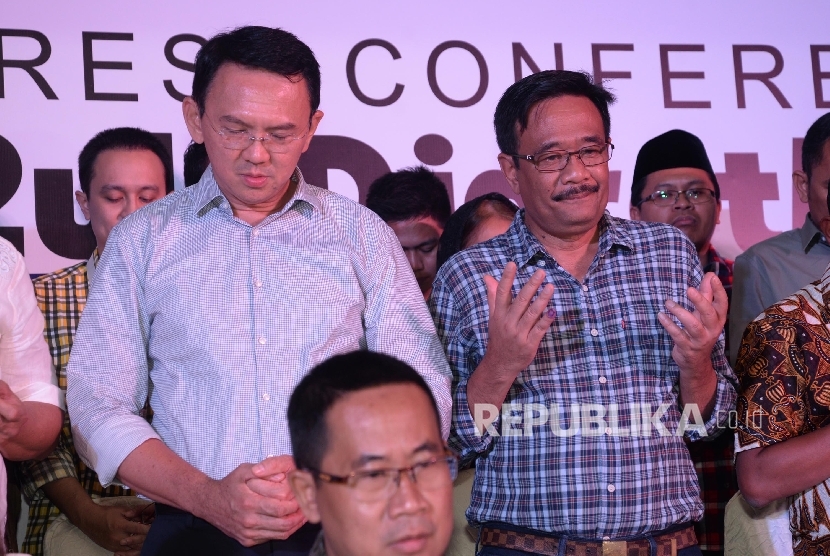 Pasangan calon nomor urut dua Basuki Tjahaja Purnama (Ahok)-Djarot Saiful Hidayat bersama partai pendukung serta relawan berdoa seusai memberikan keterangan pers di Jakarta, Rabu (19/4).