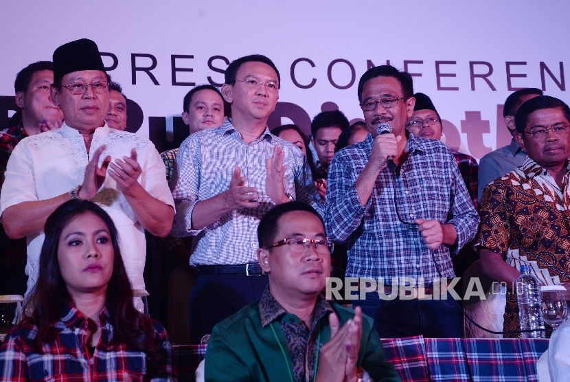 Pasangan calon nomor urut dua Basuki Tjahaja Purnama (Ahok)-Djarot Saiful Hidayat bersama partai pendukung serta relawan memberikan keterangan pers di Jakarta, Rabu (19/4).