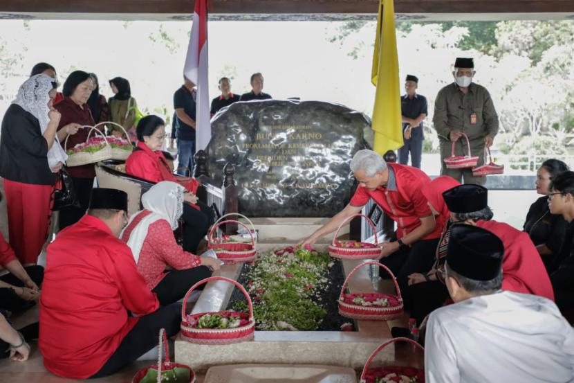 Pasangan calon presiden dan wakil presiden (capres dan cawapres), Ganjar Pranowo dan Mahfud MD melakukan ziarah ke makam proklamator sekaligus Presiden Republik Indonesia pertama, Soekarno, di Blitar, Jawa Timur, Jumat (3/11/2023).  