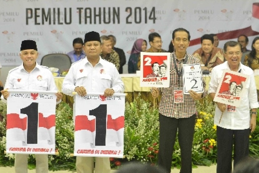 Pasangan calon presiden dan wakil presiden Joko Widodo (kedua kanan) dan Jusuf Kalla (kanan) beserta pasangan calon presiden dan wakil presiden Prabowo Subianto (kedua kiri) dan Hatta Rajasa (kiri) menunjukan nomer urut peserta pemilu usai pengundian dan p
