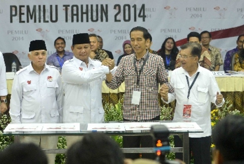 Pasangan calon presiden dan wakil presiden Joko Widodo (kedua kanan) dan Jusuf Kalla (kanan) beserta pasangan calon presiden dan wakil presiden Prabowo Subianto (kedua kiri) dan Hatta Rajasa (kiri) berjabat tangan usai pengundian dan penetapan nomor urut p