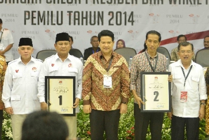 Pasangan calon presiden dan wakil presiden Joko Widodo (kedua kanan) dan Jusuf Kalla (kanan) beserta pasangan calon presiden dan wakil presiden Prabowo Subianto (kedua kiri) dan Hatta Rajasa (kiri) serta Ketua KPU, Husni Kamil Manik (tengah)