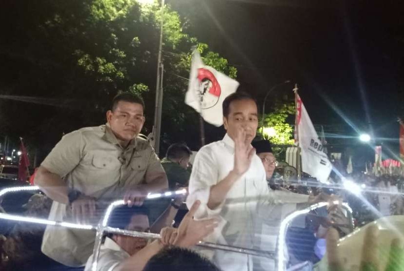 Pasangan calon presiden dan wakil presiden, Joko Widodo-KH Ma'ruf Amin menaiki Land Rover warna hijau menuju Komisi Pemilihan Umum (KPU), Jumat (21/9) malam. 