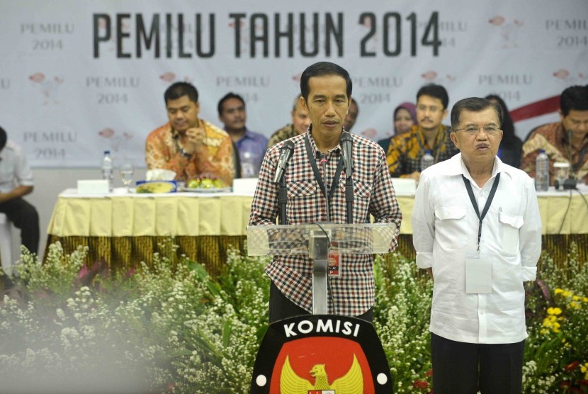 Pasangan calon presiden dan wakil presiden Joko Widodo (kiri) dan Jusuf Kalla (kanan) memberikan sambutannya usai pengundian dan penetapan nomor urut peserta Pemilu Presiden (Pilpres) 2014 di Kantor Komisi Pemilihan Umum (KPU), Jakarta, Ahad (1/6). KPU Men