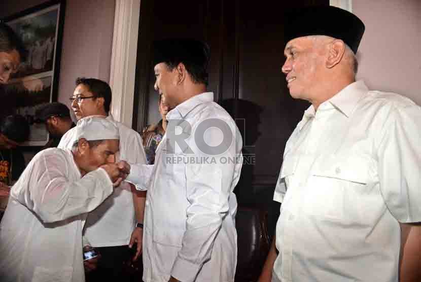 Pasangan calon presiden dan wakil presiden nomor urut satu, Prabowo Subianto-Hatta Rajasa menggelar halal bihalal di Rumah Polonia, Jakarta Timur, Ahad (3/8). (Republika/Agung Supriyanto)