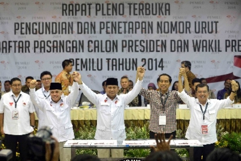 Pasangan calon presiden dan wakil presiden Prabowo Subianto (kedua kiri) dan Hatta Rajasa (kiri) usai pengundian dan penetapan nomor urut peserta Pemilu Presiden (Pilpres) 2014 di Kantor Komisi Pemilihan Umum (KPU), Jakarta, Ahad (1/6).