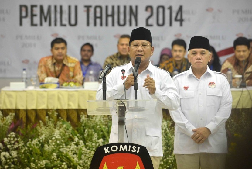 Pasangan calon presiden dan wakil presiden Prabowo Subianto (kiri) dan Hatta Rajasa (kanan) memberikan sambutannya usai pengundian dan penetapan nomor urut peserta Pemilu Presiden (Pilpres) 2014 di Kantor Komisi Pemilihan Umum (KPU), Jakarta, Ahad (1/6). K