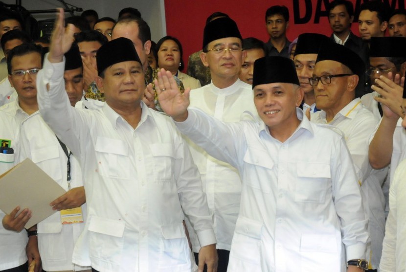 Pasangan Calon Presiden Prabowo Subianto (kiri) dan Calon Wakil Presiden Hatta Rajasa (kanan) didampingi sejumlah petinggi partai koalisi pendukungnya mendaftarkan diri di Komisi Pemilihan Umum (KPU), Jakarta, Selasa (20/5). 