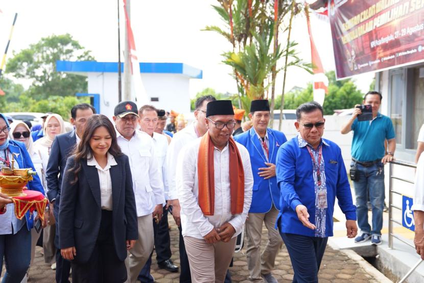 Pasangan calon wali kota Bengkulu dan wakilnya, Dedy Ermansyah dan Nuragiyanti Dewi Permatasari atau Agi resmi mendaftar ke KPU Kota Bengkulu, Rabu (28/8/2024). 