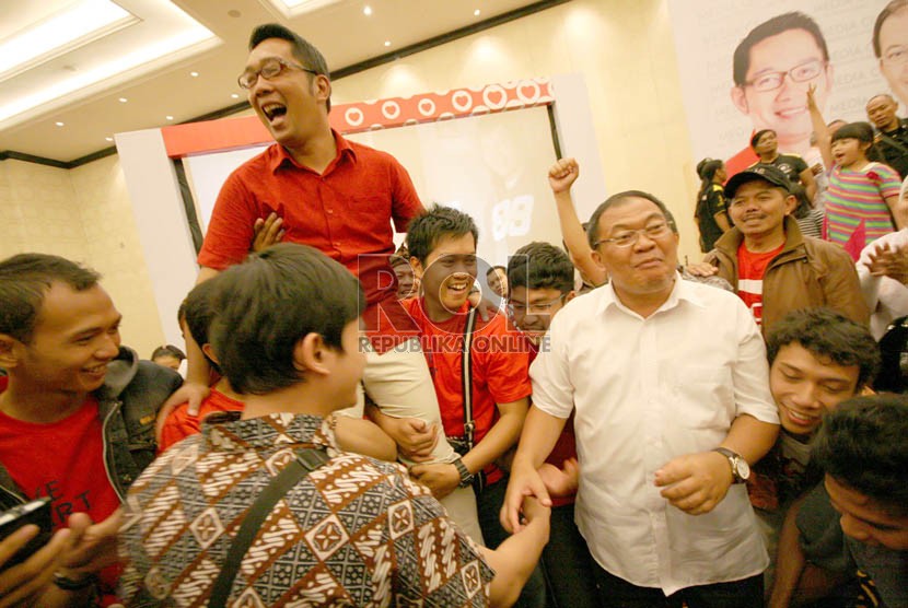   Pasangan calon Wali Kota dan Wakil Wali Kota Bandung Ridwan Kamil dan Oded M Danial digendong para simpatisan di Trans Hotel, Kota Bandung, Ahad (23/6). (Republika/Edi Yusuf)