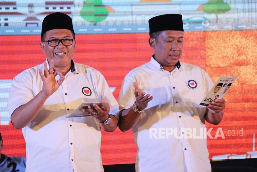 Pasangan calon wali kota dan wakil wali kota Bandung Oded M Danial dan Yana Mulyana tampil pada Debat Publik di Hotel BnB, Kota Bandung, Ahad (25/3).