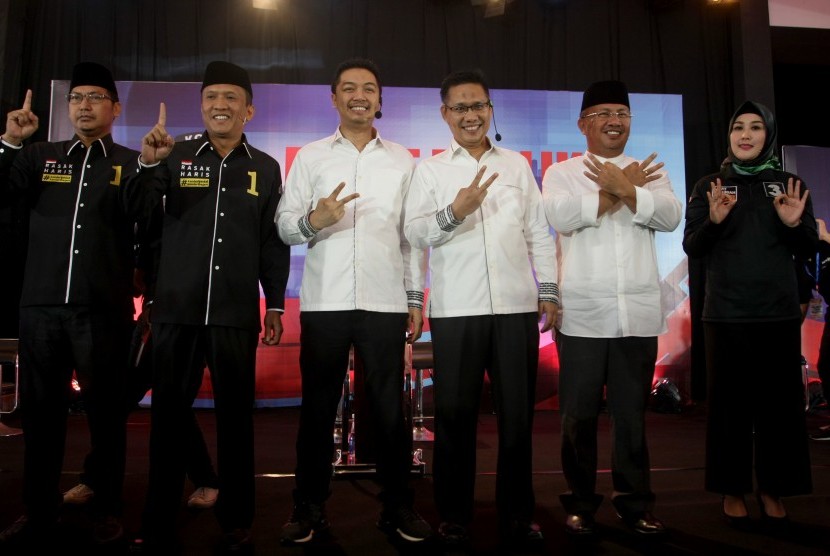 Pasangan calon Wali Kota dan Wakil Wali Kota Kendari Abdul Razak-Haris Surahman (kiri), Adriatma Dwi Putra-Sulkarnain (kedua kanan), Mohammad Zayat Kaimoeddin-Suri Syahriah Mahmud (kanan) berpose usai mengikuti Debat Publik Kedua Pilkada Kota Kendari, Sulawesi Tenggara, Selasa (31/1). 