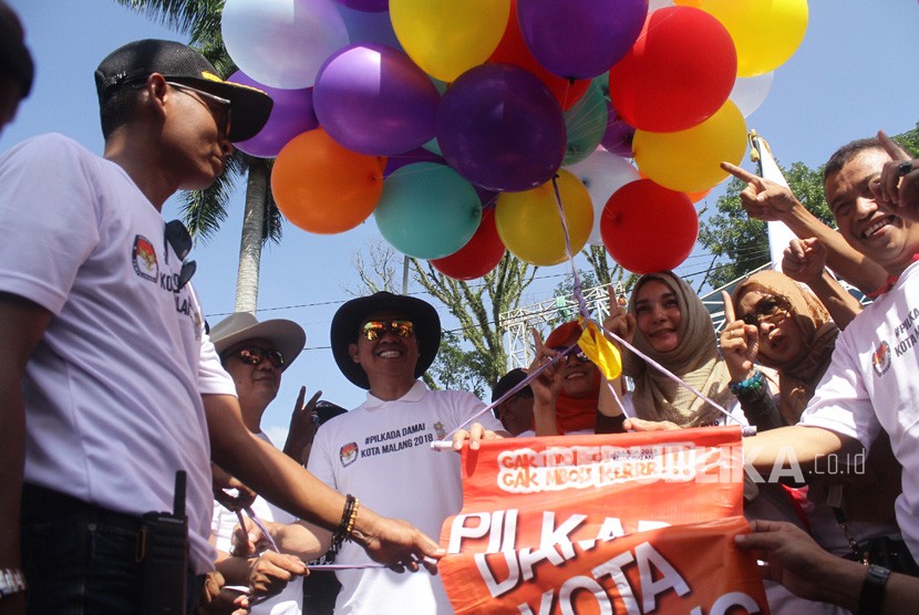 Pasangan calon wali kota dan wakil wali kota Malang melepaskan balon saat Deklarasi Pilkada Damai di Jalan Ijen, Malang, Jawa Timur, Ahad (18/2).