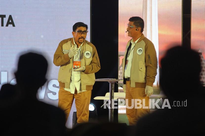 Pasangan calon Wali Kota dan Wakil Wali Kota Surabaya nomor urut dua Machfud Arifin (kiri) dan Mujiaman (kanan) menanggapi jawaban pasangan nomor urut satu Eri Cahyadi dan Armuji saat Debat Publik kedua Pemilihan Kepala Daerah (Pilkada) Kota Surabaya di Surabaya, Jawa Timur, Rabu (18/11/2020). Debat publik kedua tersebut membahas tema tentang Peningkatan Pelayanan dan Kesejahteraan Masyarakat Kota Surabaya.