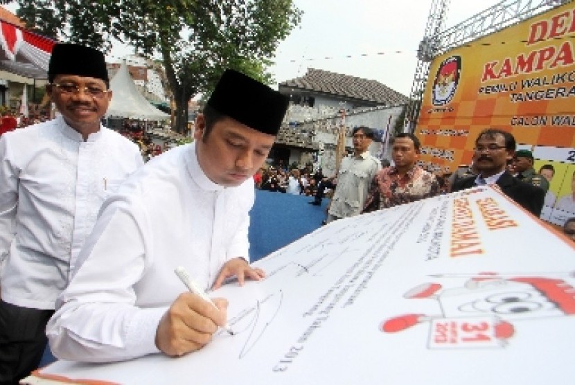 Pasangan Calon Walikota dan Wakil Walikota Tangerang Arief Wismansyah (kanan) disaksikan pasangannya Sachrudin (kiri) menandatangani Deklarasi Kampanye Damai di Kantor KPUD Tangerang, Tangerang, Banten, Kamis (15/8). Kota Tangerang akan melaksanakan pemili