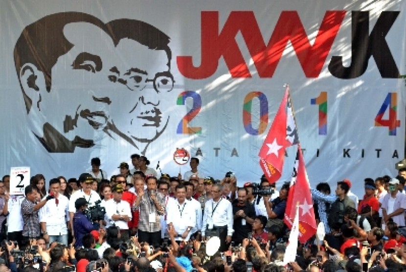 Pasangan Capres-Cawapres Jokowi-JK mendeklarasikan nomer urut usai mengikuti pemilihan nomer urut di Taman Menteng, Jakarta,Ahad (1/6). 