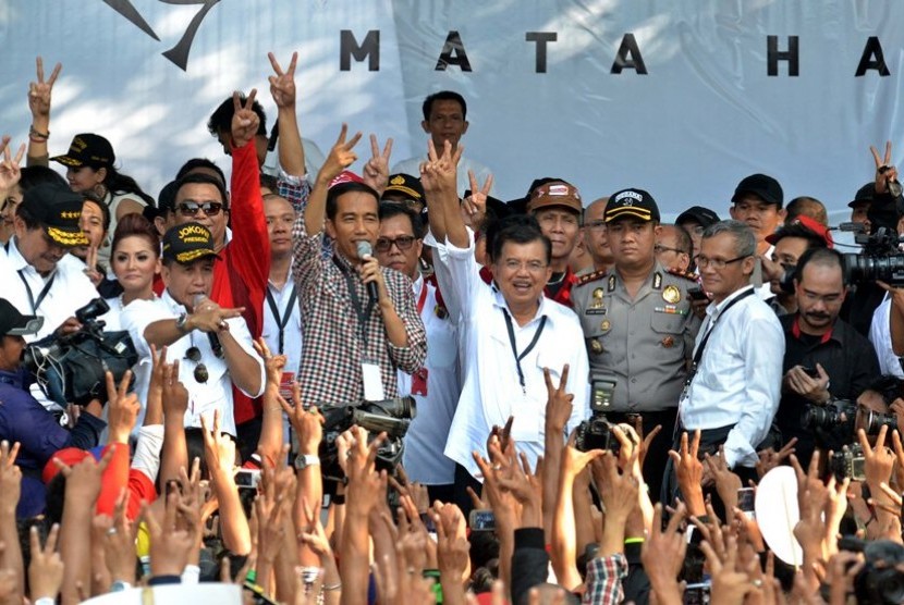 Pasangan Capres-Cawapres Jokowi-JK mendeklarasikan nomer urut usai mengikuti pemilihan nomer urut di Taman Menteng, Jakarta,Ahad (1/6). KPU telah menetapan nomer urut capres-Cawapres Prabowo-Hatta (1) dan Jokowi-Jusuf Kalla (2)