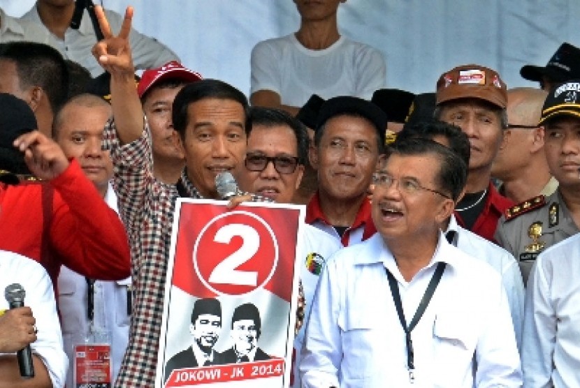 Pasangan Capres-Cawapres Jokowi-JK mendeklarasikan nomer urut usai mengikuti pemilihan nomer urut di Taman Menteng, Jakarta,Ahad (1/6).