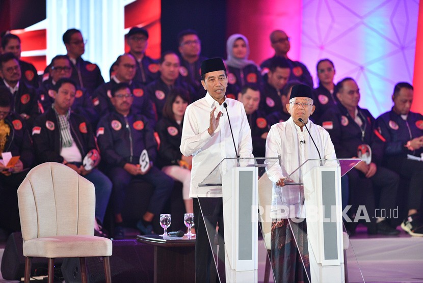 Pasangan capres-cawapres nomor urut 01 Joko Widodo (kiri) dan Ma'ruf Amin mengikuti debat pertama Pilpres 2019, di Hotel Bidakara, Jakarta, Kamis (17/1/2019).