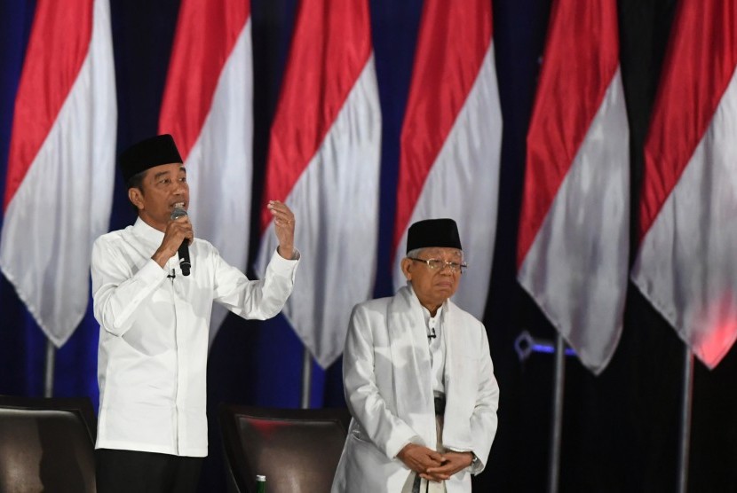 Pasangan capres-cawapres nomor urut 01 Joko Widodo (kiri) dan Ma'ruf Amin mengikuti debat kelima Pilpres 2019 di Hotel Sultan, Jakarta, Sabtu (13/4/2019). 
