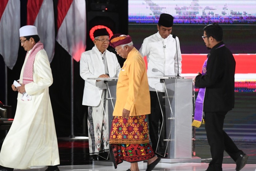 Pasangan capres-cawapres nomor urut 01 Joko Widodo (kiri) dan Ma'ruf Amin mengikuti debat kelima Pilpres 2019 di Hotel Sultan, Jakarta, Sabtu (13/4/2019).