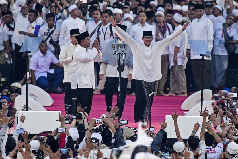 Pasangan capres-cawapres nomor urut 02 Prabowo Subianto (kiri) dan Sandiaga Uno menyapa pendukungnya saat kampanye akbar di Stadion Utama Gelora Bung Karno, Jakarta, Ahad (7/4/2019).