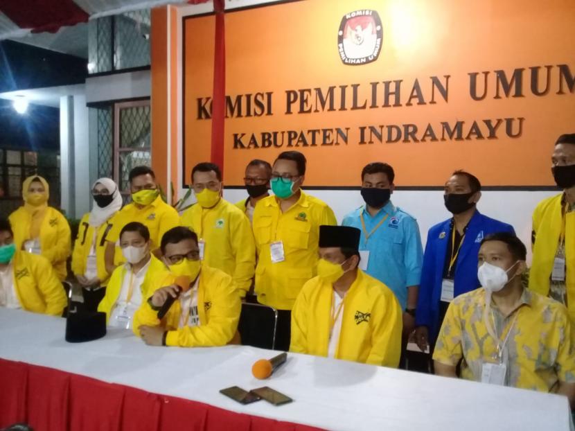 Pasangan Daniel Muttaqin Syafiuddin - Taufik Hidayat yang diusung Partai Golkar mendaftarkan diri sebagai calon bupati dan wakil bupati Indramayu dalam Pilkada Serentak 2020, Ahad (6/9) malam. 