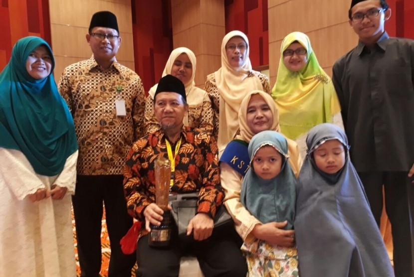 Pasangan dari Balikpapan, Kalimantan Timur, Abdul Hakim (60) dan Wahidah (54) terpilih sebagai keluarga tersakinah dalam acara Pemilihan dan Penganugerahan Kantor Urusan Agama (KUA) dan Keluarga Sakinah Teladan Tingkat Nasional Tahun 2017 di Hotel Mercure, Kemayoran, Jakarta, Jumat (18/8). 