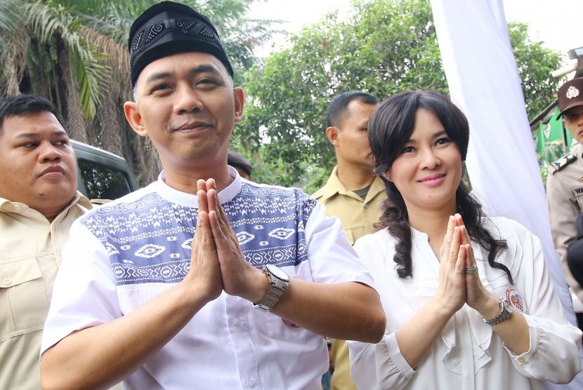  Pasangan dari Koalisi Partai Demokrat dan Partai Gerindra Ikhsan Modjo (kiri) dan Li Claudia Chandra (kanan) mendaftar ke Kantor KPU Tangerang Selatan (Tangsel) sebagai Calon Walikota dan Wakil Walikota, di Serpong, Tangsel, Banten, Senin (27/7). 
