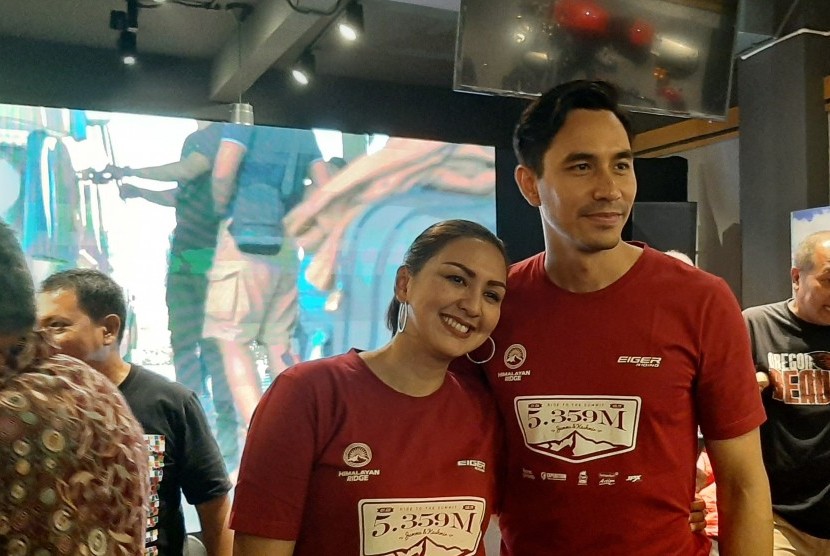 Pasangan Darius Sinatria dan Donna Agnesia. Darius mengucapkan selamat kepada timnas sepak bola U-22 Indonesia yang berhasil mendapat emas di SEA Games, Selasa (16/5/2023).