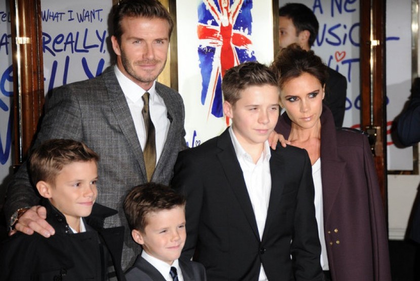 Pasangan David Beckham dan Victoria bersama tiga putranya, Brooklyn, Romeo, dan Cruz.