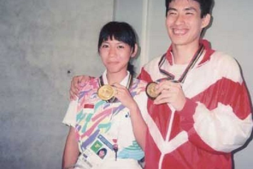 Pasangan Emas Bulutangkis Indonesia, Susi Susanti dan Alan Budikusuma saat mempersembahkan medali emas untuk Indonesia pada Olimpiade London 2012.